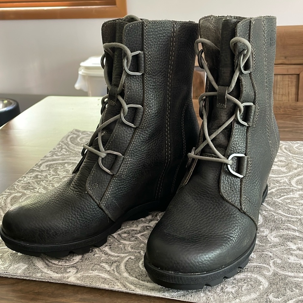 Gray wedge bootie
